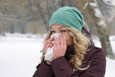 Frau mit Erkältung im Winter
