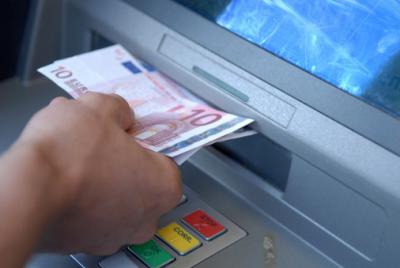 dreiste Bankgebühr: Entgelt für Bargeldabhebung am Automaten