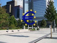 Euro-Symbol vor EZB-Gebäude.