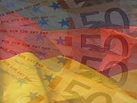 Deutschland-Fahne mit Euro-Scheinen.