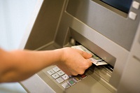 Bargeldabhebung am Geldautomat: Obwohl die Schadenssumme stark zurückgegangen ist, bleibt die Anzahl der Betrugsversuche beinahe unverändert. 