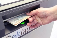 Die zyprische Zentralbank hat das private Bankensystem lahmgelegt. Weder am Geldautomaten noch am Schalter erhalten die Sparer derzeit Geld. 