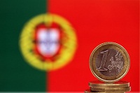 Portugal-Fahne mit Euro-Münze.