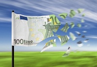 100-Euro-Schein als Fahne im Wind