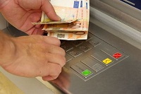 Bargeldabhebung am Automaten kann für Fremdkunden schnell teuer werden