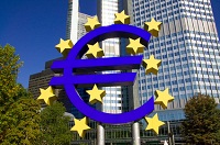Gebäude der Eurpäischen Zentralbank mit Eurozeichen