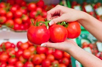 Gemüse im Supermarkt: Schlechte Ernten im In- und Ausland haben die Lebensmittelpreise auch im Juli ansteigen lassen. 