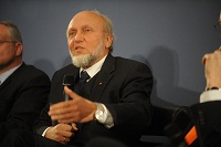 Ein kurzfristiger Austritt aus der Euro-Zone könne Krisenstaaten nur helfen, meint Hans-Werner Sinn.