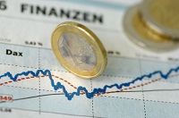 Dax-Kurs mit einer Euro-Münze.