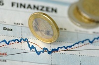 Dax-Kurs mit Euro-Münzen. Die hälfte der Deutschen hat kaum Finanzwissen