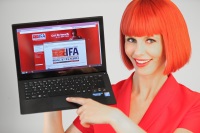 Miss IFA mit Laptop