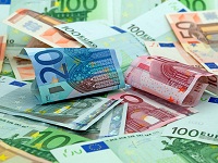 Mehrere Euro-Geldscheine.
