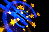 Logo der EZB bei Nacht