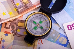 Kompass mit Geldscheinen