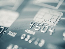 graue kreditkarte in nahaufnahme