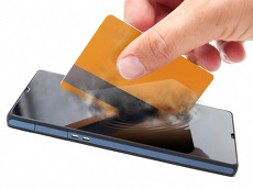 Smartphone mit Kreditkarte