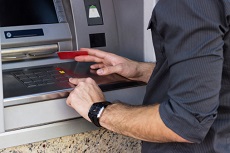 Geldautomat mit Girocard