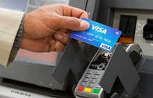 mann hält Kreditkarte Geldautomat