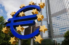 EZB-Symbol am Eingang der Europäischen Zentralbank in Frankfurt