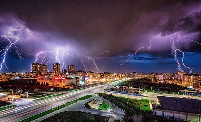 Blitz bei Nacht in Stadt