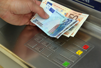 Bargeld Abhebung am Geldautomaten einer Bankfiliale