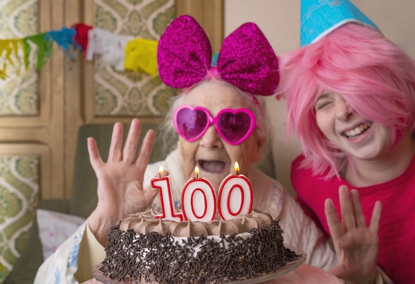 Seniorin feiert mit Enkeltochter ihren 100. Geburtstag.