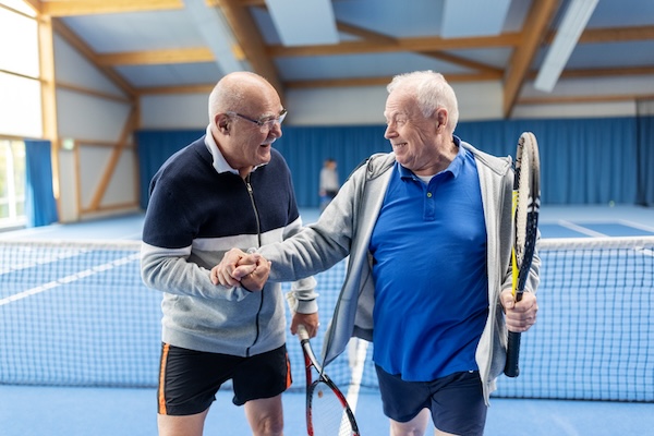 Ältere Männer in einer Tennishalle