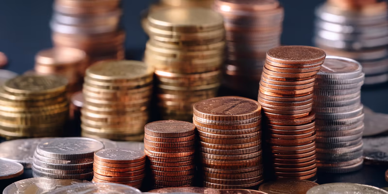 Geld sparen schnell und einfach: Tipps, die sofort wirken Viele Geldmünzen in Haufen und Stapeln