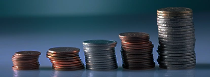 Taschenrechner und Lupe über einem Geldanlageplan Taschenrechner über einem Geldanlageplan