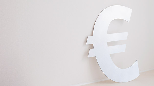 Konsumentenkredit Symbol Euro-Zeichen vor hellem Hintergrund