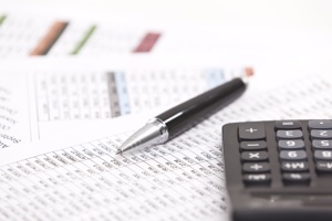 Berechnung der Kreditraten beim Ratenkredit Tilgungsplan, Kugelschreiber und Taschenrechner