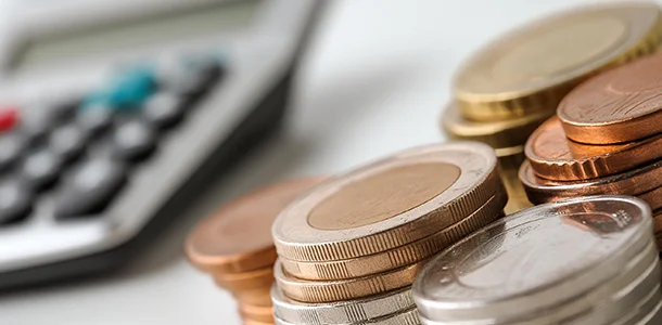 Anlage mit dem Festgeldrechner einige Münzstapel vor einem Taschenrechner