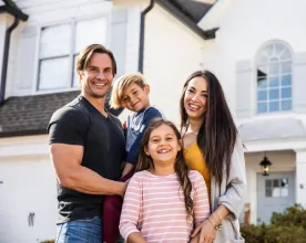 Familie vor ihrem Haus