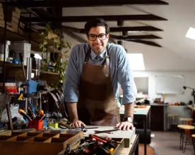 Ein Handwerker in seiner Manufaktur