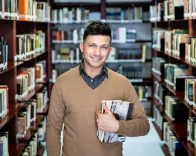 Ein Student in der Bibliothek