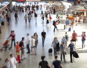 Im April sind rund 81.000 Menschen gestorben. Menschen im Hauptbahnhof München