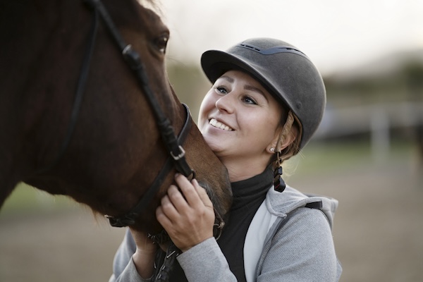 Reiterunfallversicherung: Reiterin mit ihrem Pferd