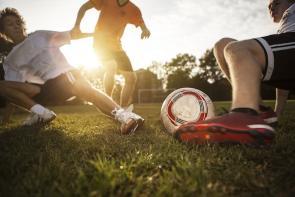 Junge Fußballspieler auf einem Sportplatz