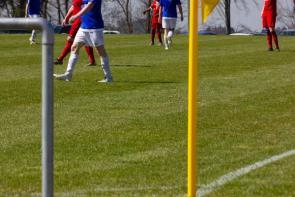 Fußballspieler auf einem Sportplatz.