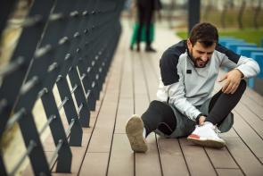 Jogger mit Verletzung am Knöchel