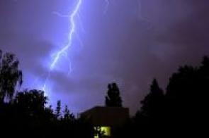 Ein Blitzeinschlag kann Elektrogeräte beschädigen. Die Hausratversicherung zahlt nur, wenn Überspannungsschäden abgedeckt sind.