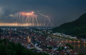 Blitzeinschlag nachts in der Stadt