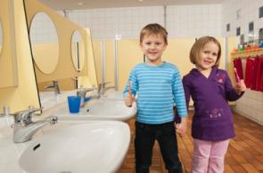 Mädchen und Junge auf Toilette in einer Kita